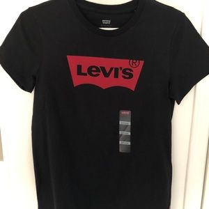 Black U-neck Levi’s T-shirt with red logo